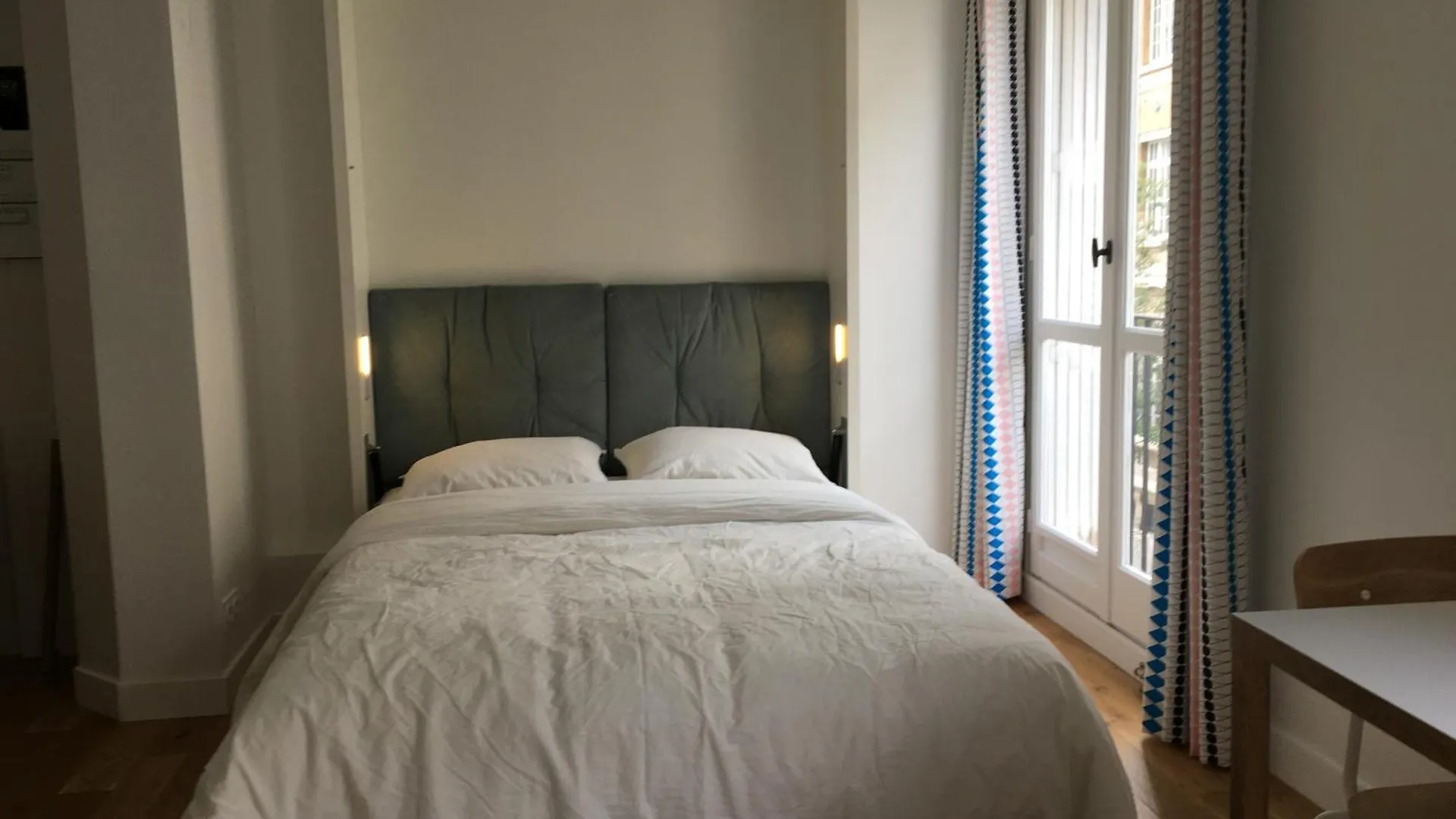Nice Studio At Saint-Paul, Le Marais Paris Apartment