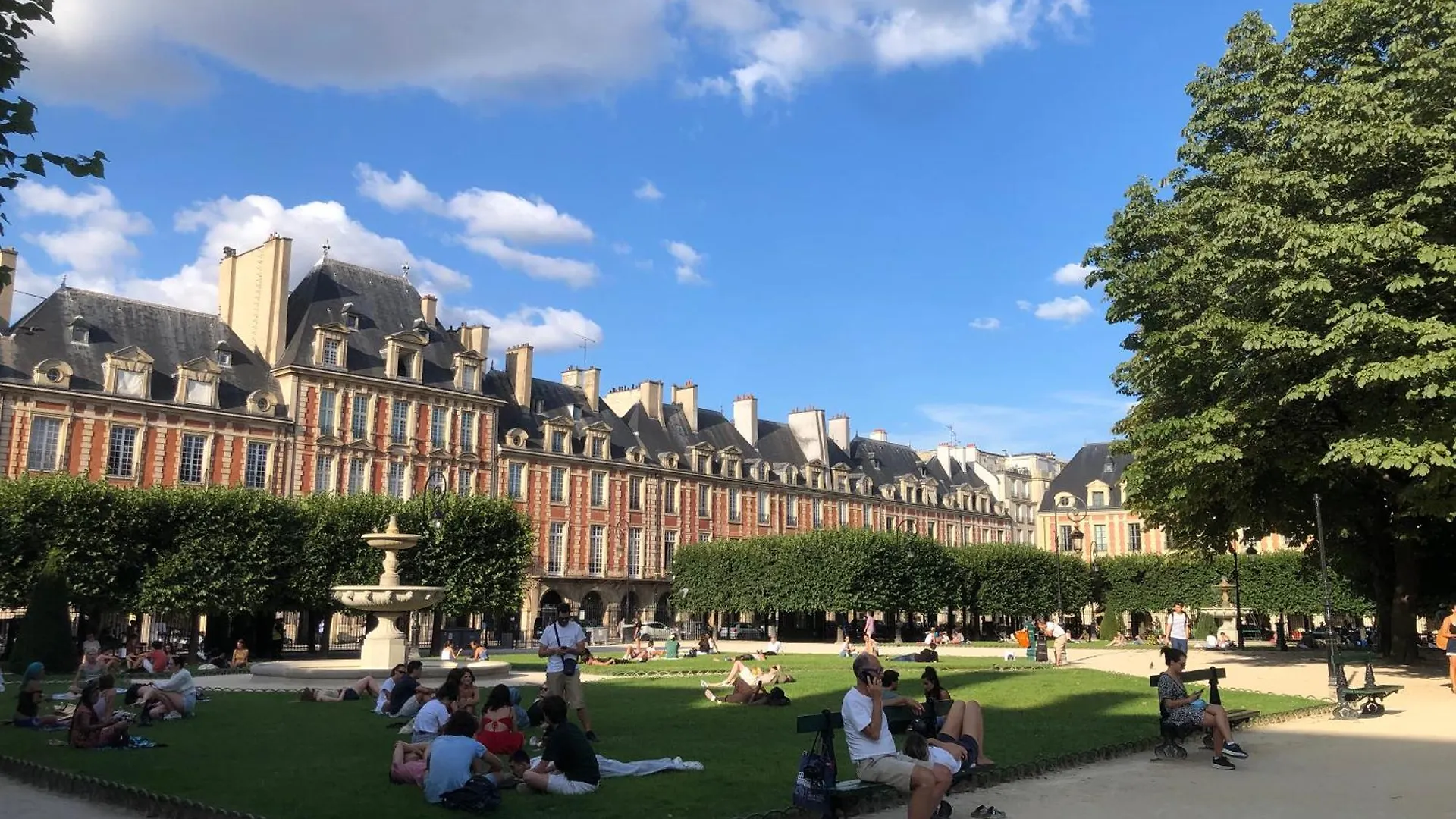 Nice Studio At Saint-Paul, Le Marais Paris France